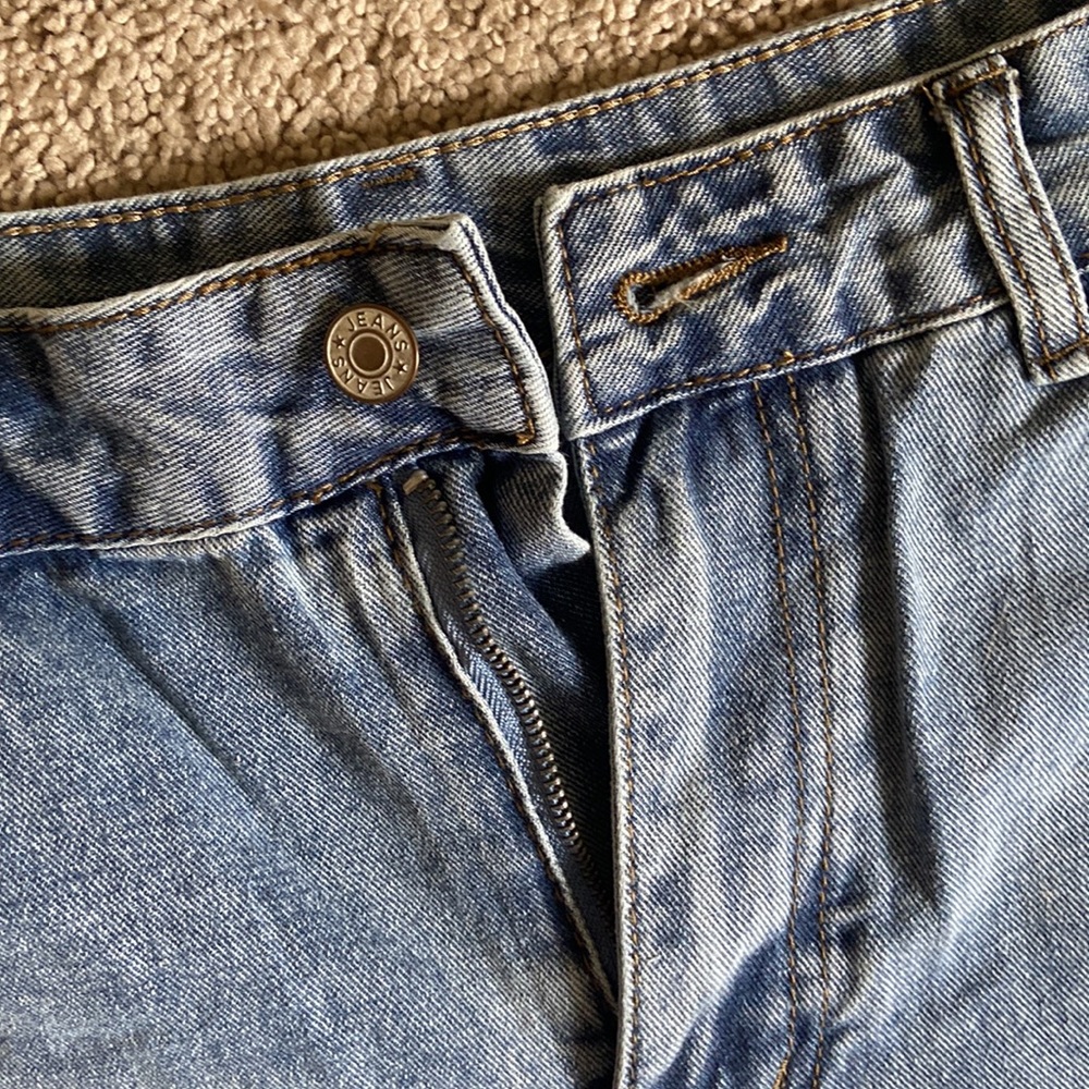 HIGH RISE CUFFED SHORTS - Picture 3 of 4
